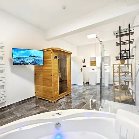 Apartment Designer Loft Fuer Bis Zu 15, Whirlpool, Infrarotsauna, Billard, Pokertisch, 2 Baeder *