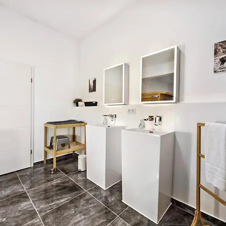 Apartment Designer Loft Fuer Bis Zu 15, Whirlpool, Infrarotsauna, Billard, Pokertisch, 2 Baeder
