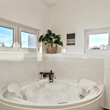 Designer Loft Fuer Bis Zu 15, Whirlpool, Infrarotsauna, Billard, Pokertisch, 2 Baeder
