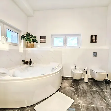 Apartment Designer Loft Fuer Bis Zu 15, Whirlpool, Infrarotsauna, Billard, Pokertisch, 2 Baeder